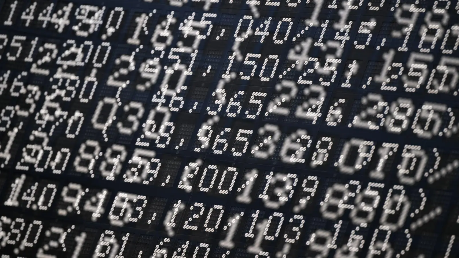 Investoren halten sich im Dax zurück.  (Foto: Arne Dedert/dpa)