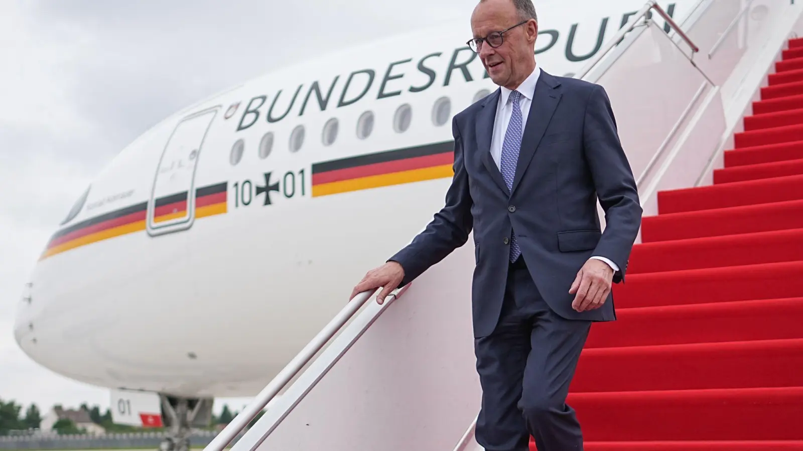 Der neue Bundeskanzler ist zu seinem ersten Besuch im Ausland in Paris eingetroffen. (Foto: Michael Kappeler/dpa)