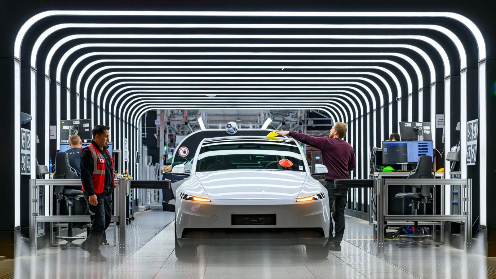 Der US-Elektroautobauer Tesla hat den Krankenstand in der Fabrik in Grünheide bei Berlin reduziert. (Archivbild) (Foto: Patrick Pleul/dpa)