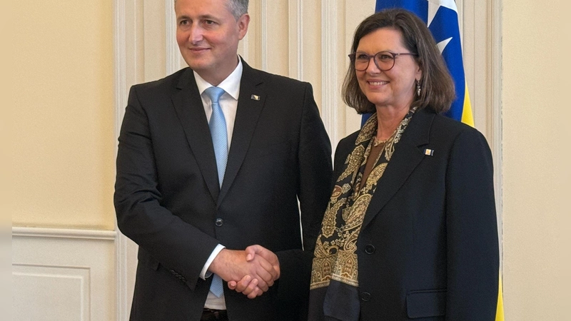 Bayerns Landtagspräsidentin Ilse Aigner wird in Sarajevo vom Staatspräsidenten von Bosnien-Herzegowina empfangen. (Foto: Christoph Trost/dpa)
