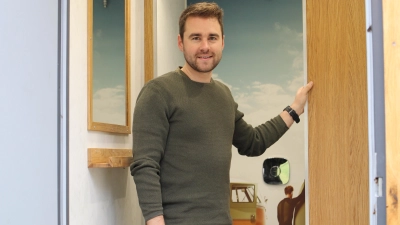 Moritz Eder in einer seiner komplett selbst gebauten Duschkabinen. (Foto: Constantin Prosch)