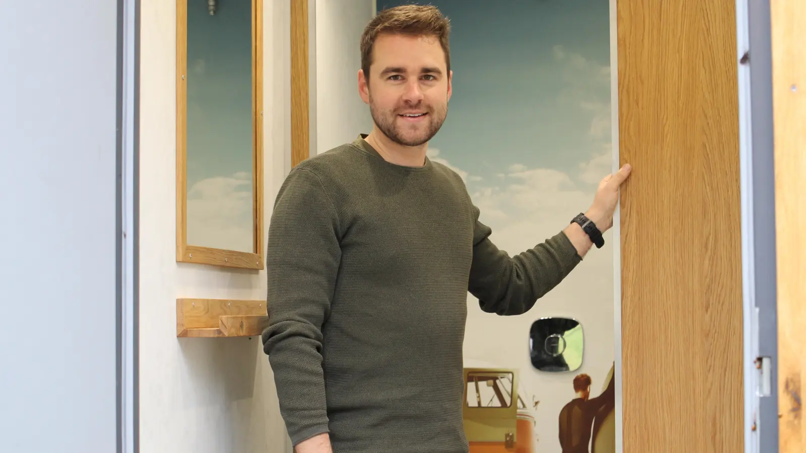 Moritz Eder in einer seiner komplett selbst gebauten Duschkabinen. (Foto: Constantin Prosch)