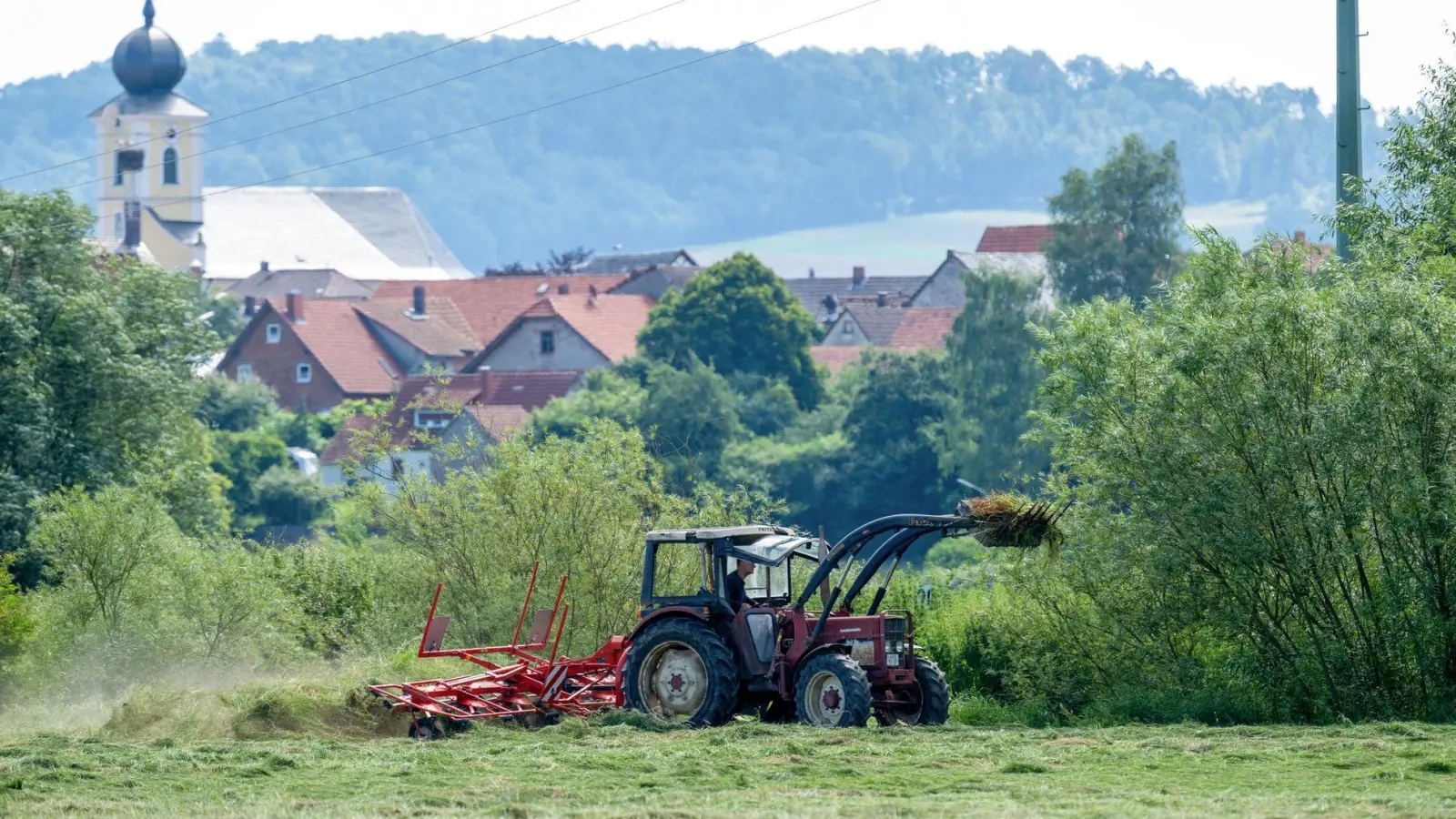 Ein Landwirt griff seinen Nachbarn mit dem Traktor an. Dafür muss er nun in Haft.  (Foto: Pia Bayer/dpa)