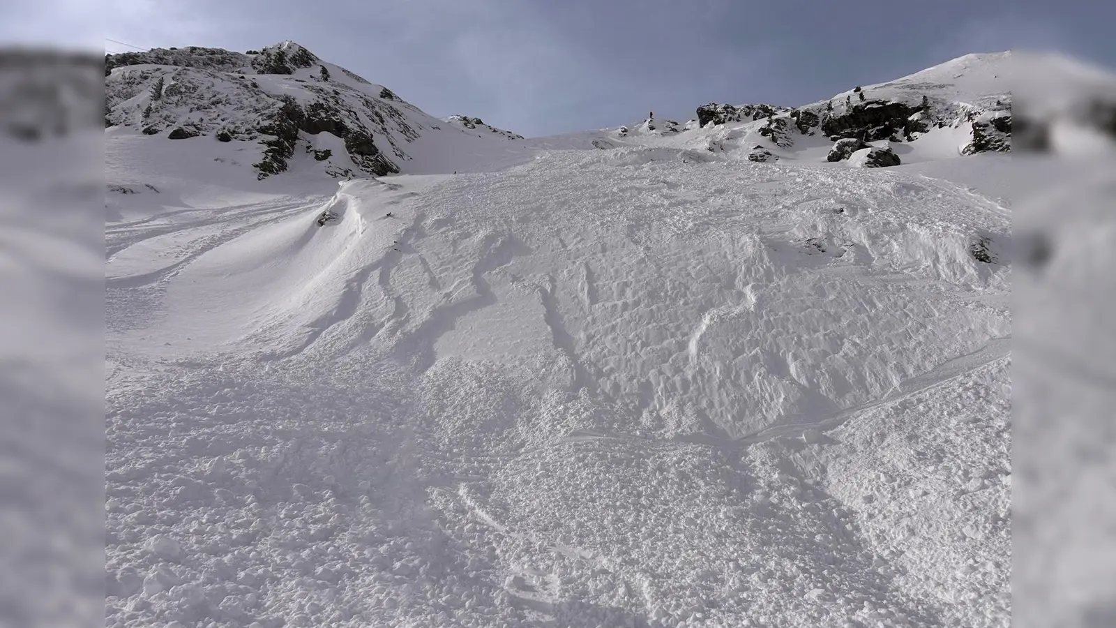 In diesem Winter gibt es ungewöhnlich viele Lawinen wie hier in Tirol. (Archivbild) (Foto: Zoom.Tirol/APA/dpa)
