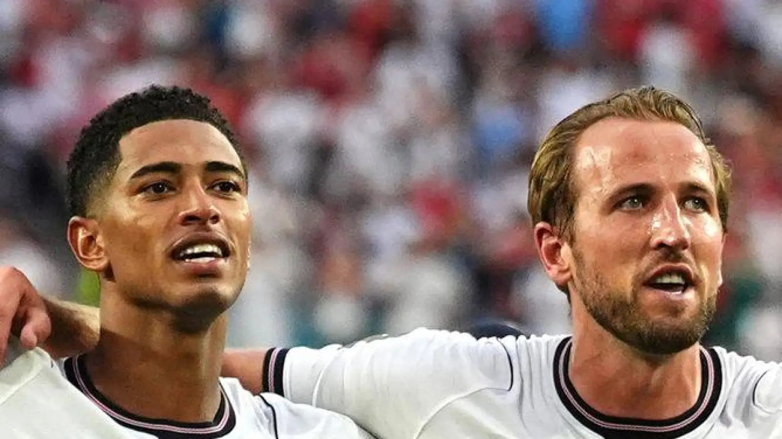 Jude Bellingham (l) und Harry Kane jubeln über den Halbfinaleinzug. (Foto: Martin Rickett/PA Wire/dpa)