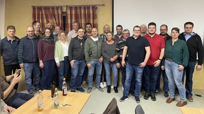 Die Liste für die Kommunalwahl in Geslau steht. Das Foto zeigt die nominierten Frauen und Männer mit Bürgermeisterkandidatin Claudia Reingruber (Zweite von rechts). (Foto: Cedric Sterner)