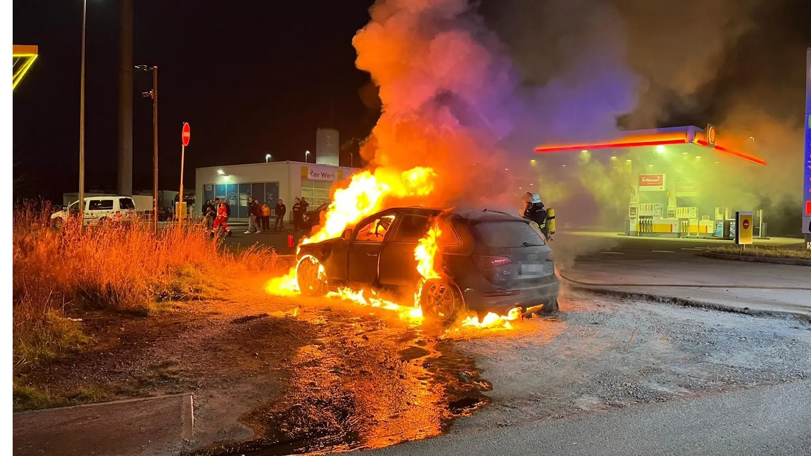 Ein Auto ist am Sonntagabend auf einem Autohof an der A7 in Brand geraten. (Foto: Feuerwehr Uffenheim)