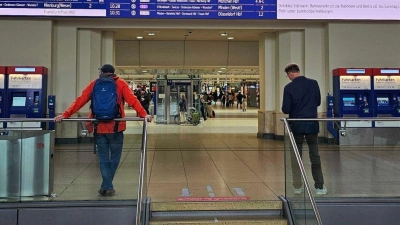 Am Hauptbahnhof Hannover heißt es warten: Auf der Strecke nach Berlin kommt es zu Verspätungen und Ausfällen. (Foto: --/dpa)