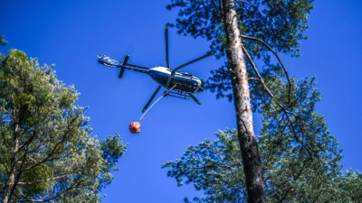 Die Feuerwehr versucht den Brand auch mit Löschhubschraubern zu bekämpfen. (Symbolbild) (Foto: Jason Tschepljakow/dpa)