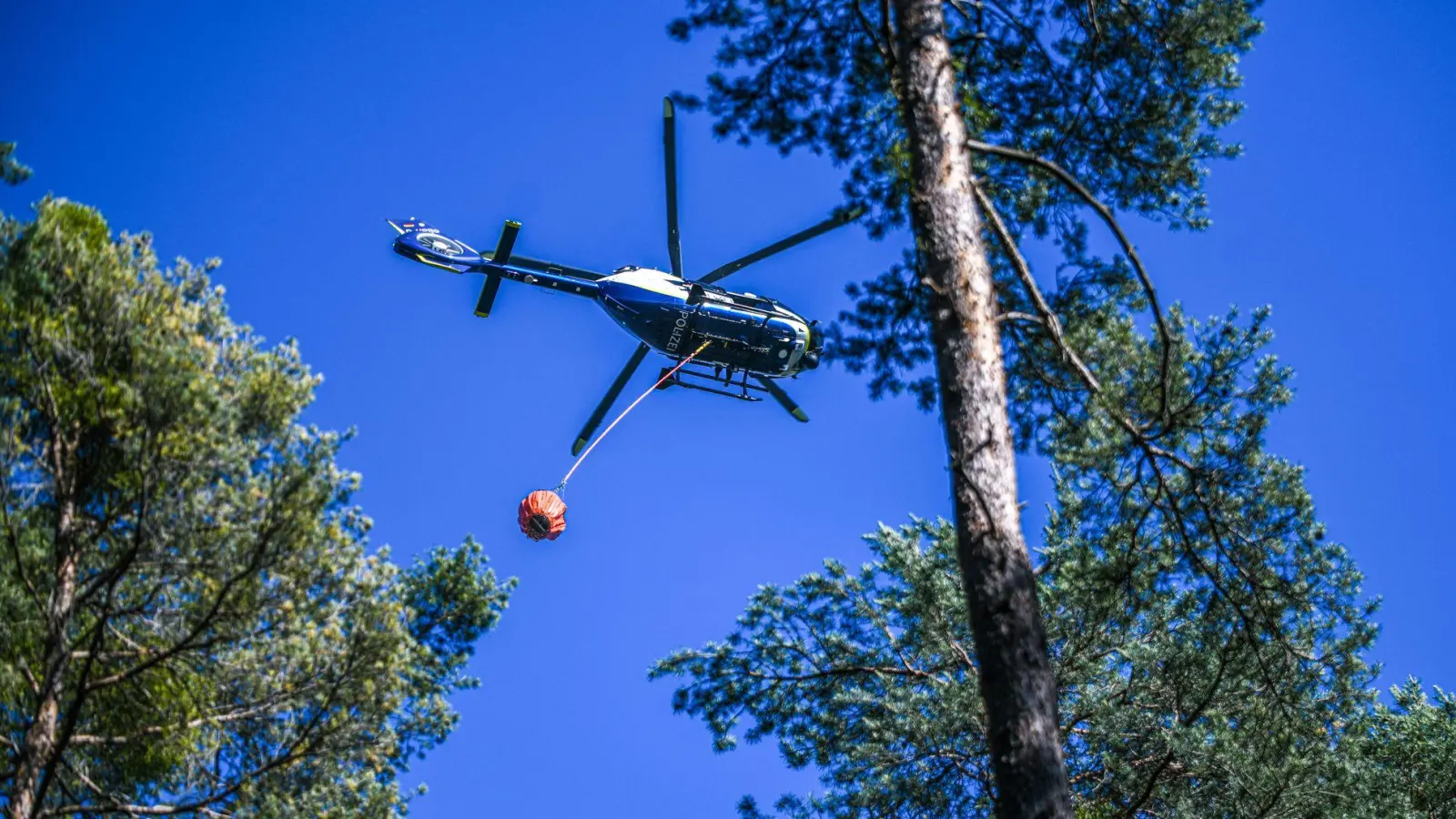 Die Feuerwehr versucht den Brand auch mit Löschhubschraubern zu bekämpfen. (Symbolbild) (Foto: Jason Tschepljakow/dpa)