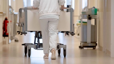Die meisten ausländischen Berufsabschlüsse drehen sich um Medizinberufe, zumeist Pflegekräfte (Archivbild) (Foto: Marijan Murat/dpa)