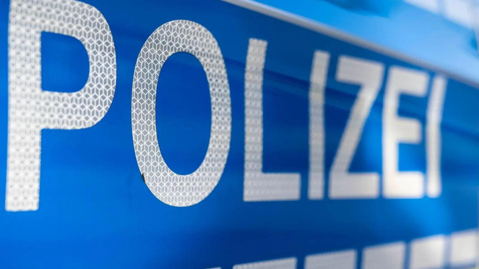 Nach dem Messerangriff sucht die Polizei nach Zeugen. (Symbolbild) (Foto: David Inderlied/dpa)