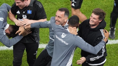 Hamburgs Trainer Merlin Polzin (r) jubelt mit seinem Team kurz vor dem perfekten Aufstieg. (Foto: Marcus Brandt/dpa)
