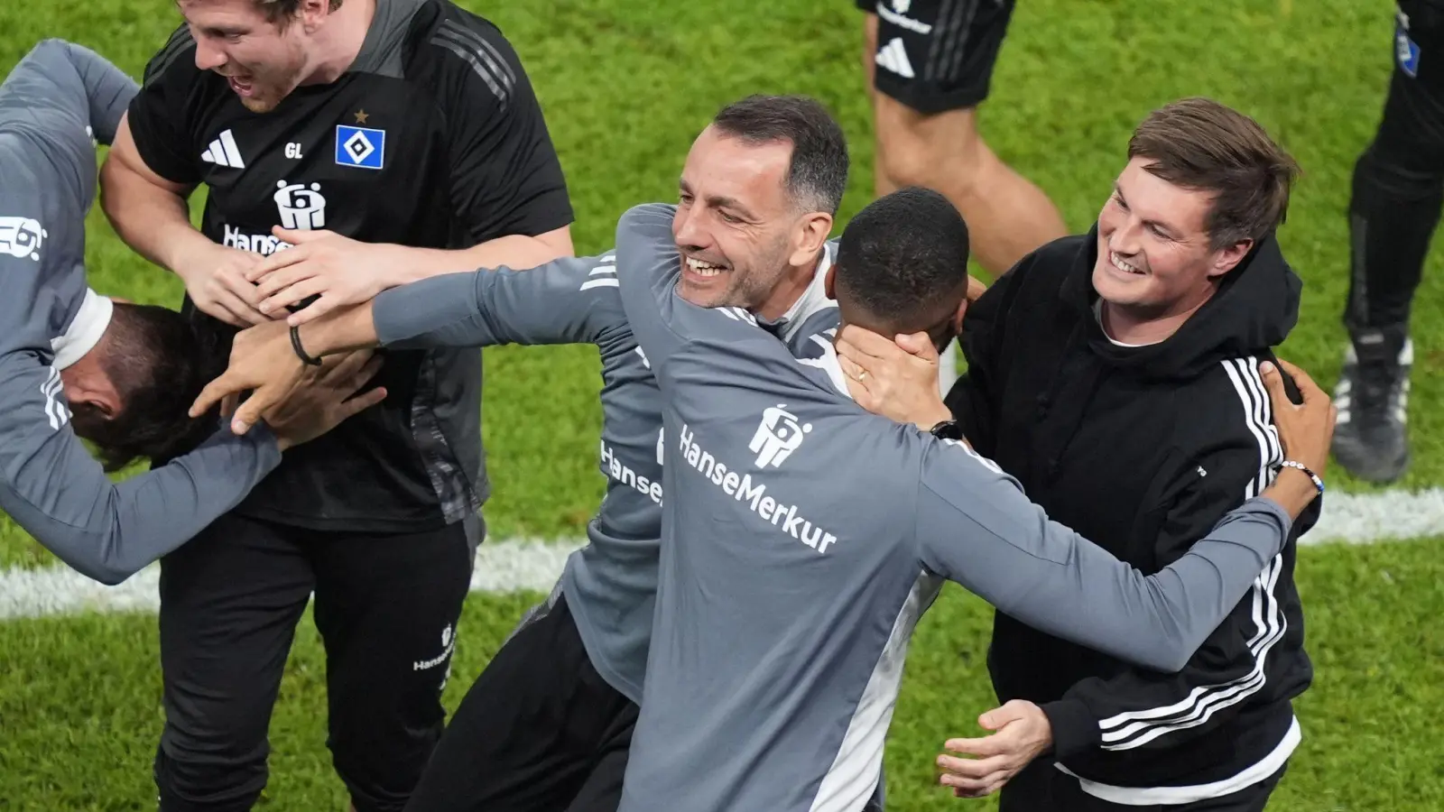 Hamburgs Trainer Merlin Polzin (r) jubelt mit seinem Team kurz vor dem perfekten Aufstieg. (Foto: Marcus Brandt/dpa)