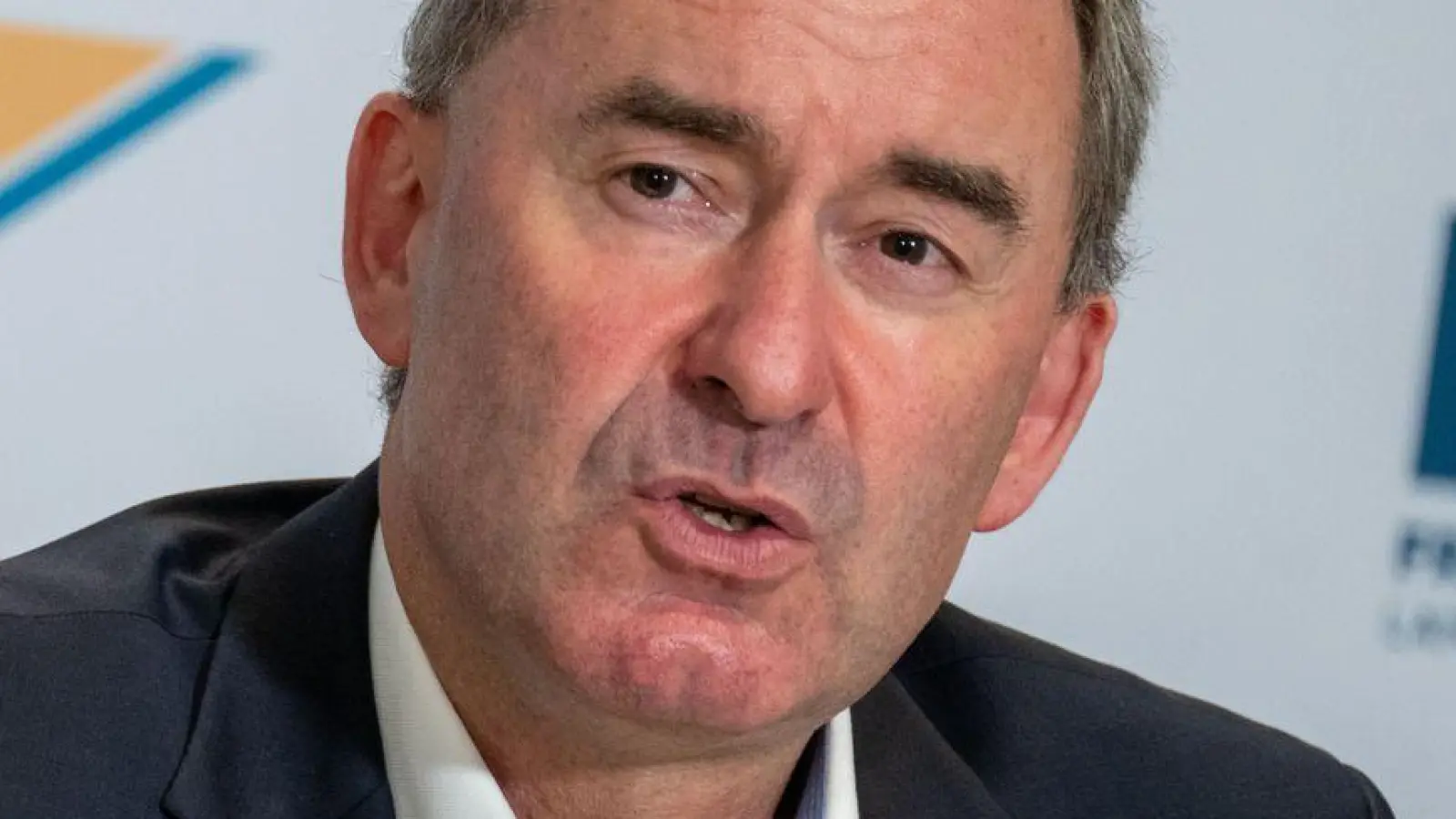 Hubert Aiwanger setzt auf mehr Freie-Wähler-Landräte. (Foto: Pia Bayer/dpa)