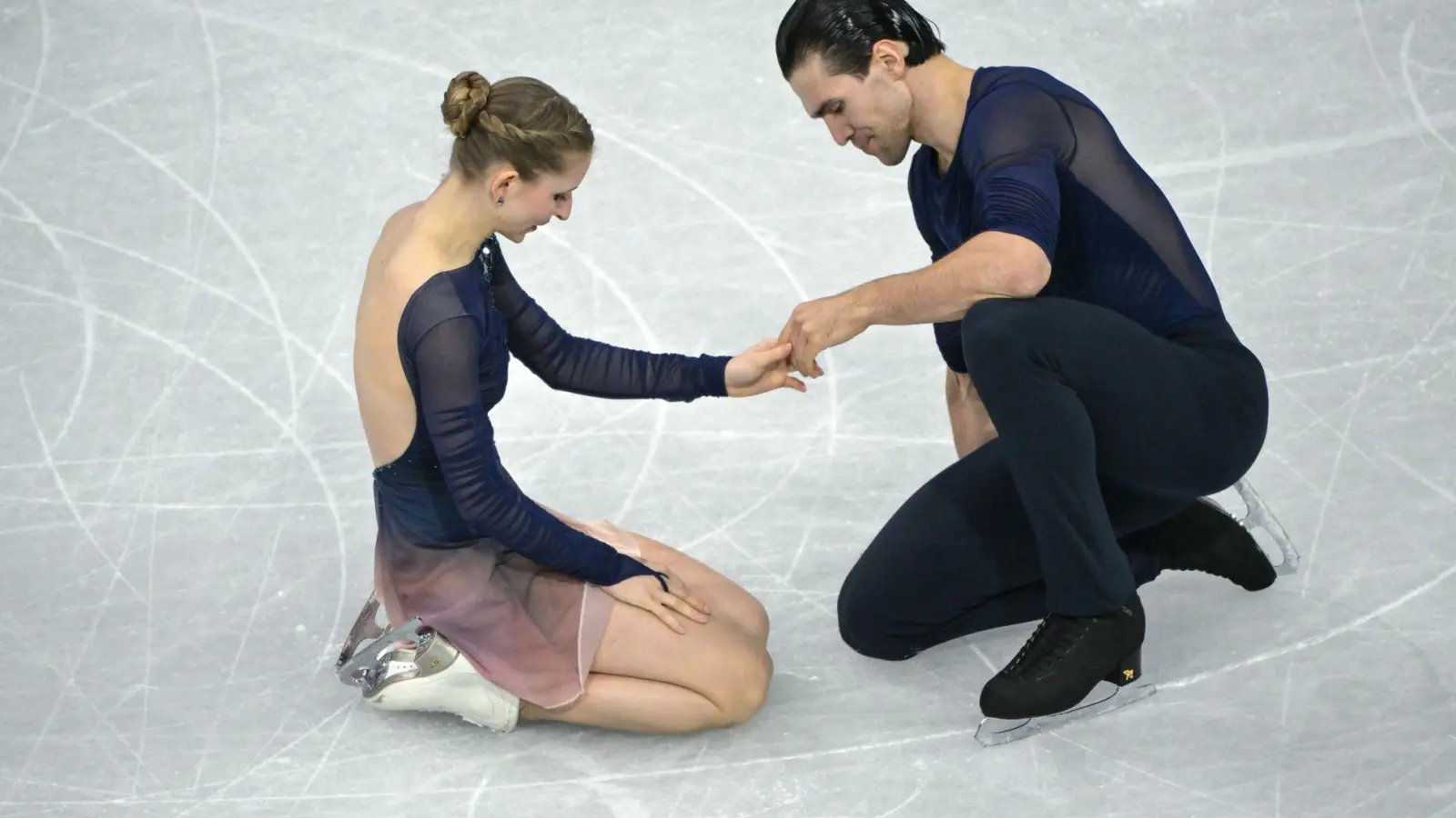 Minerva Hase und Nikita Volodin unterliefen in der Kür einige Fehler. (Foto: Peter Kneffel/dpa)