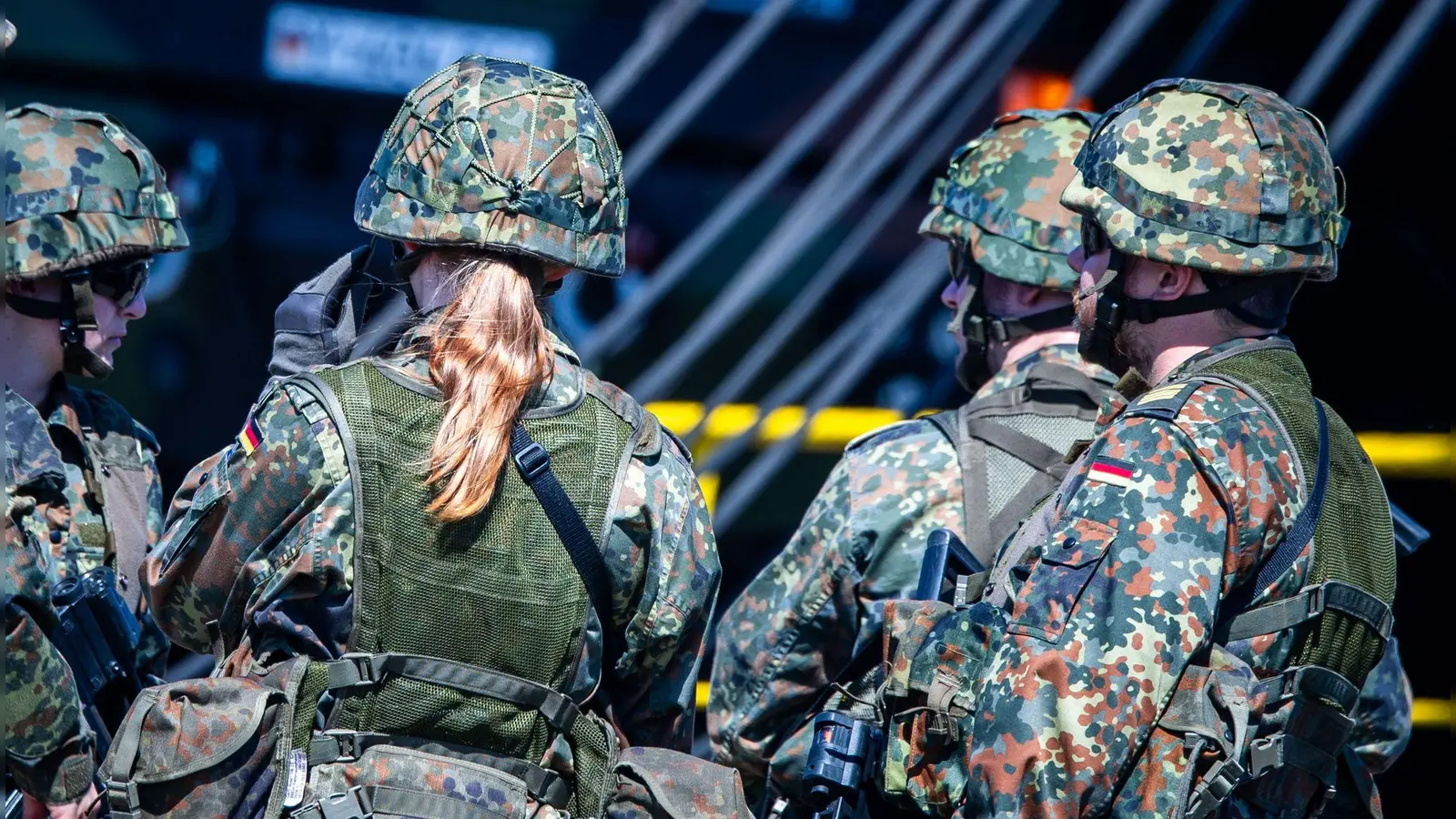 Frauen stehen bei der Bundeswehr alle Bereiche und Laufbahnen offen, nicht nur im zivilen, sondern auch im militärischen Bereich. (Foto: Jens Büttner/dpa)