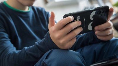 Vorsicht, Gefahr im Chat: Falsche Online-„Freunde“ üben digitale Gewalt aus und manipulieren Kinder und Jugendliche - mit fatalen Folgen.  (Foto: Christin Klose/dpa-tmn)