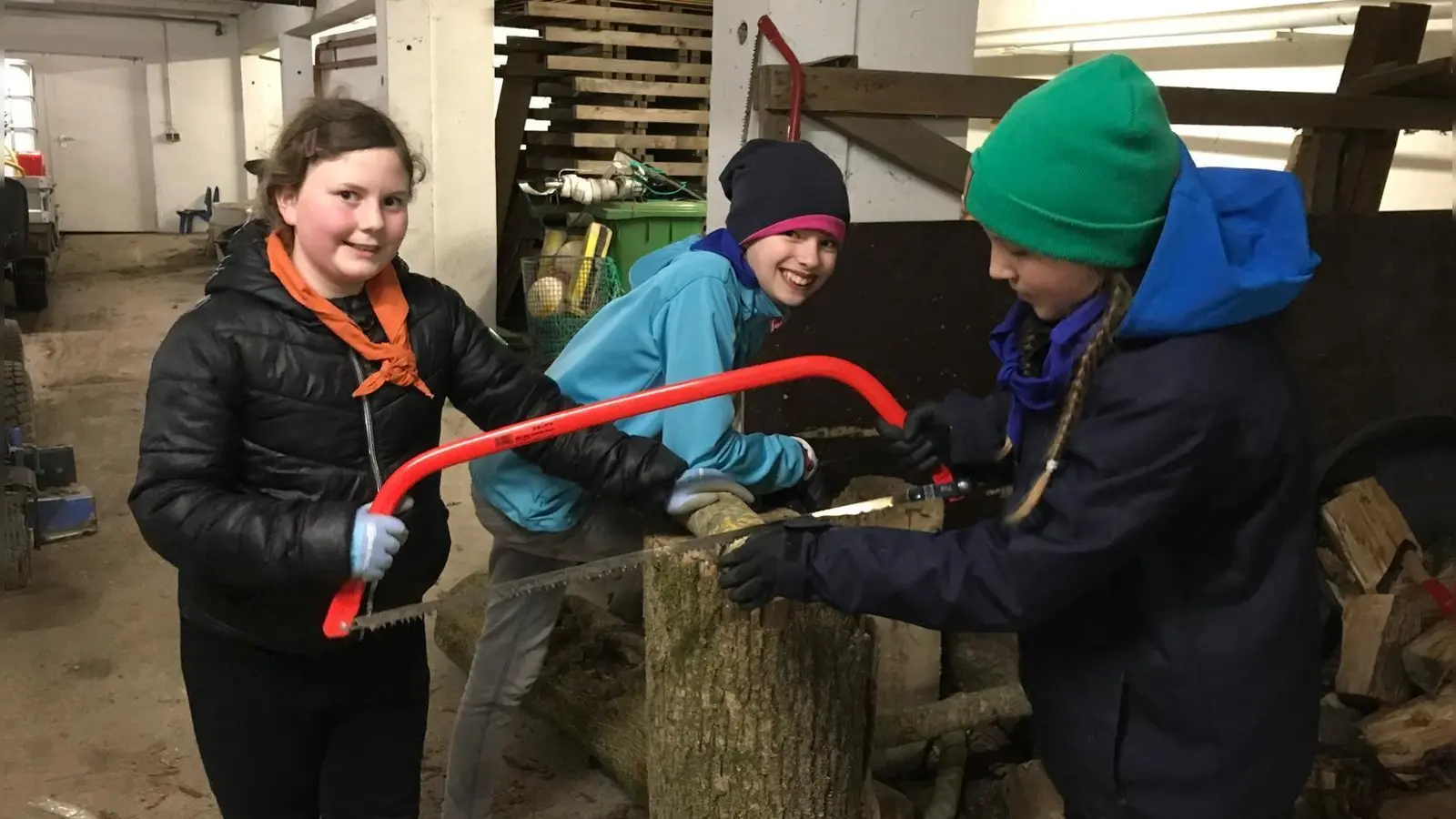 Kühl war es, also mussten sich die Kinder und Jugendlichen entsprechend warmarbeiten. (Foto: Stefanie Grüner)