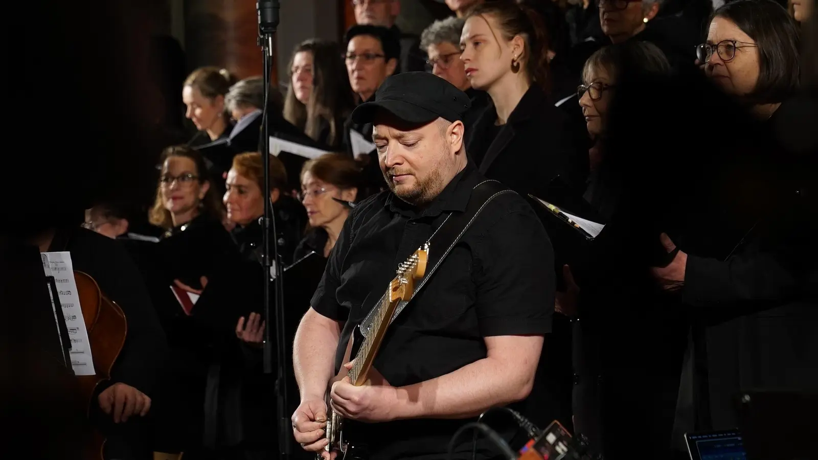 Hat den Part von David Gilmour übernommen: Bernie Geef an der E-Gitarre. (Foto: Elke Walter)