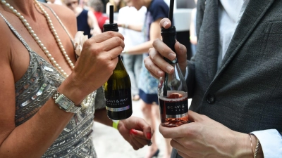 Small Talk mit Prosecco: Gäste unterhalten sich am Rande einer Modenschau in Berlin. (Archivbild) (Foto: picture alliance / ZB)