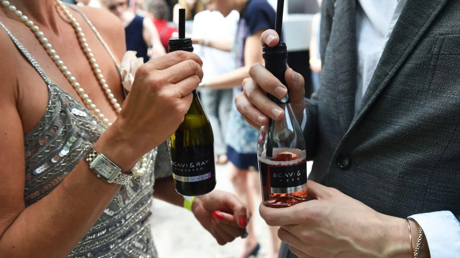 Small Talk mit Prosecco: Gäste unterhalten sich am Rande einer Modenschau in Berlin. (Archivbild) (Foto: picture alliance / ZB)