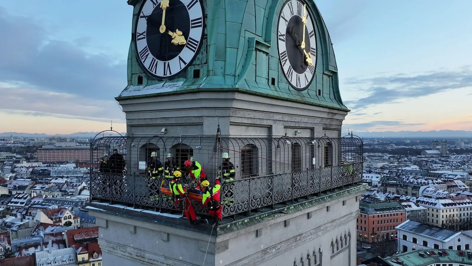 Kräfte der Berufsfeuerwehr München sind am Turm der Kirche St. Peter im Einsatz.  (Foto: -/Berufsfeuerwehr München/dpa)