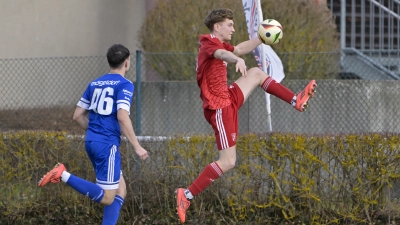 Sven Krug (in Rot) hat seine Rot-Sperre abgesessen und kehrt gegen Burgebrach in die Startelf des TSC Neuendettelsau zurück. (Foto: Martin Rügner)