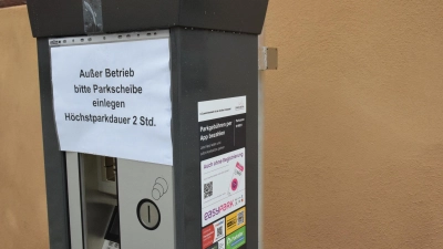 Schon wieder sind die Parkautomaten defekt. Unbekannte haben die Displays eingeschlagen. Unser Bild stammt allerdings aus dem Januar, als die neuen Automaten wegen Softwareproblemen nicht in Betrieb gehen konnten. (Foto: Philipp Zimmermann)
