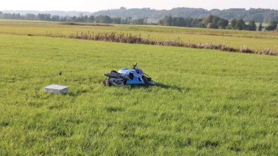Das Motorrad kam auf einer Wiese neben der Straße zum Liegen. (Foto: Gudrun Bayer)