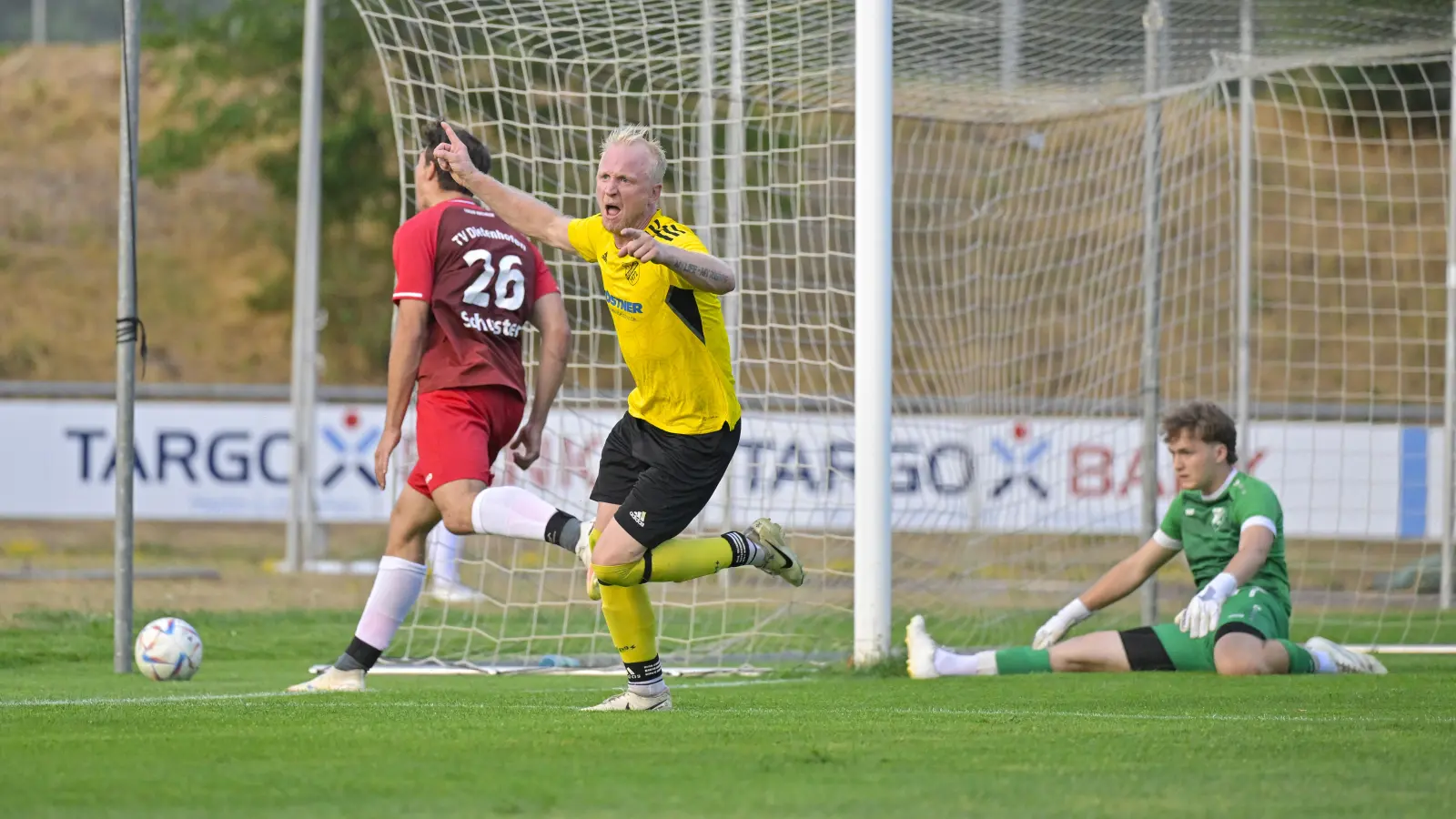 Der SV Losaurach jubelt in Dietenhofen. Eben hat Marco Volker (gelbes Trikot) die Führung erzielt. Torwart Finn Blank ist geschlagen. (Foto: Martin Rügner)