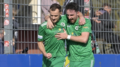 Jubelpose: Eric Weeger hat eben den Elfmeter zum 1:0 verwandelt. Dino Nuhanovic freut sich mit.  (Foto: Martin Rügner)