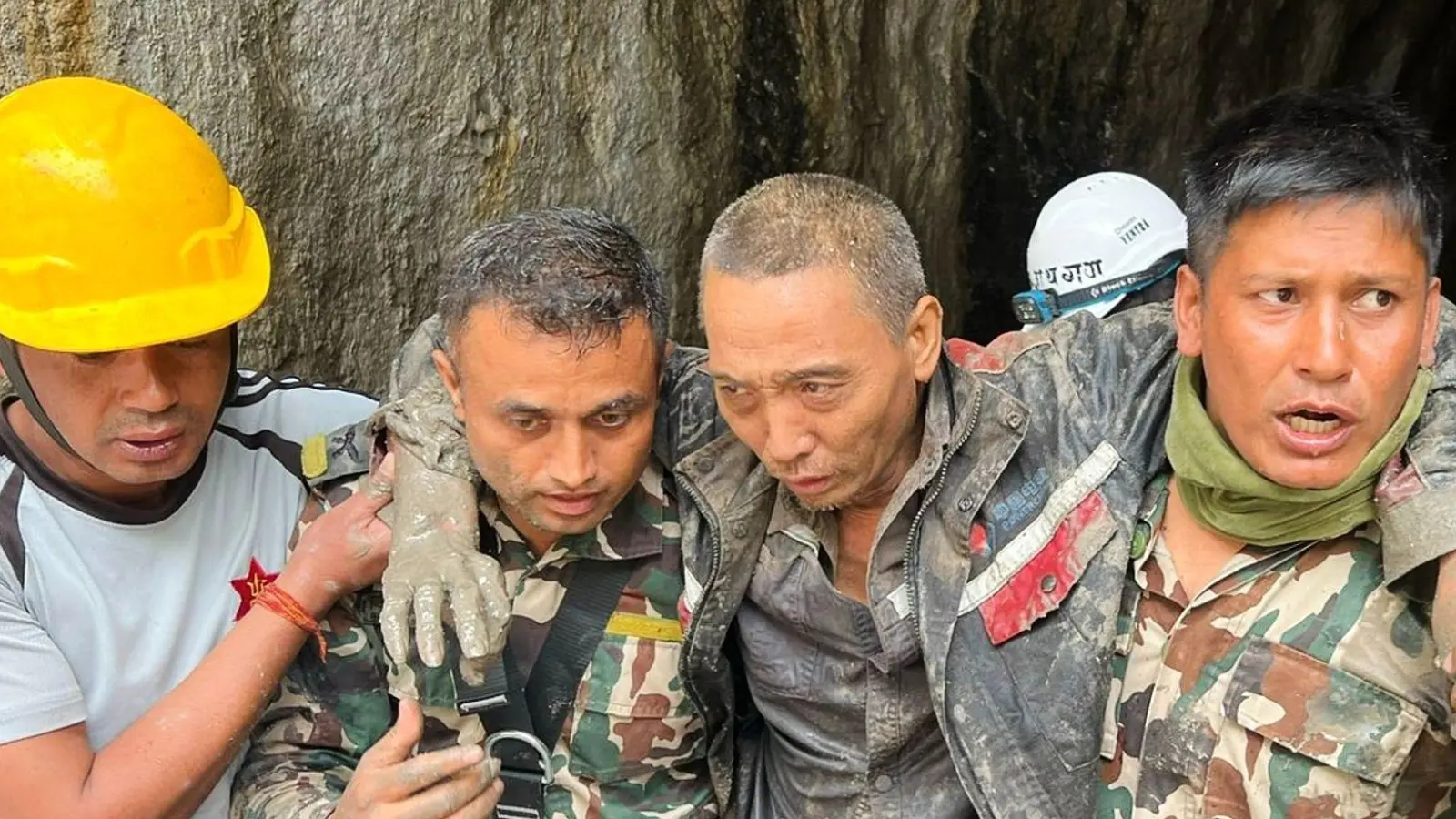 Rettungskräfte tragen einen Überlebenden der Sturzflutkatastrophe in Nepal. (Foto: Uncredited/Nepal Army vai AP/dpa)