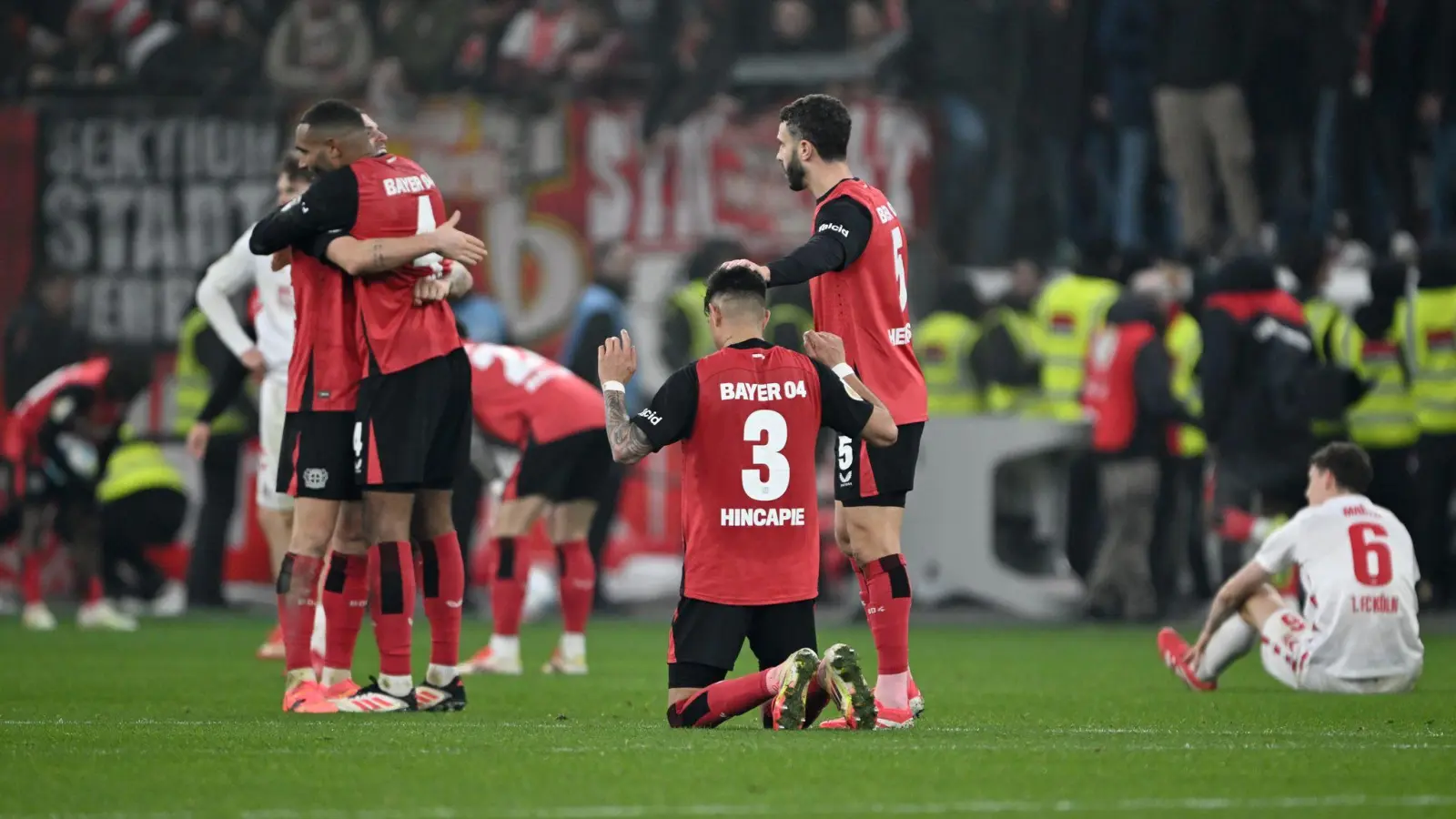 Bayer Leverkusen musste im DFB-Pokal gegen den rheinischen Rivalen aus Köln leiden (Foto: Federico Gambarini/dpa)