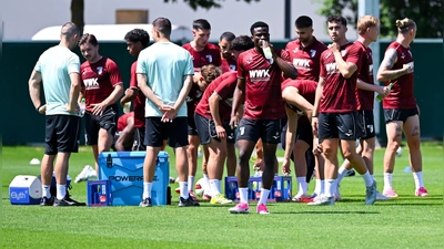 Der FC Augsburg ist seit einer Woche im Training. (Archivbild) (Foto: Sven Hoppe/dpa)