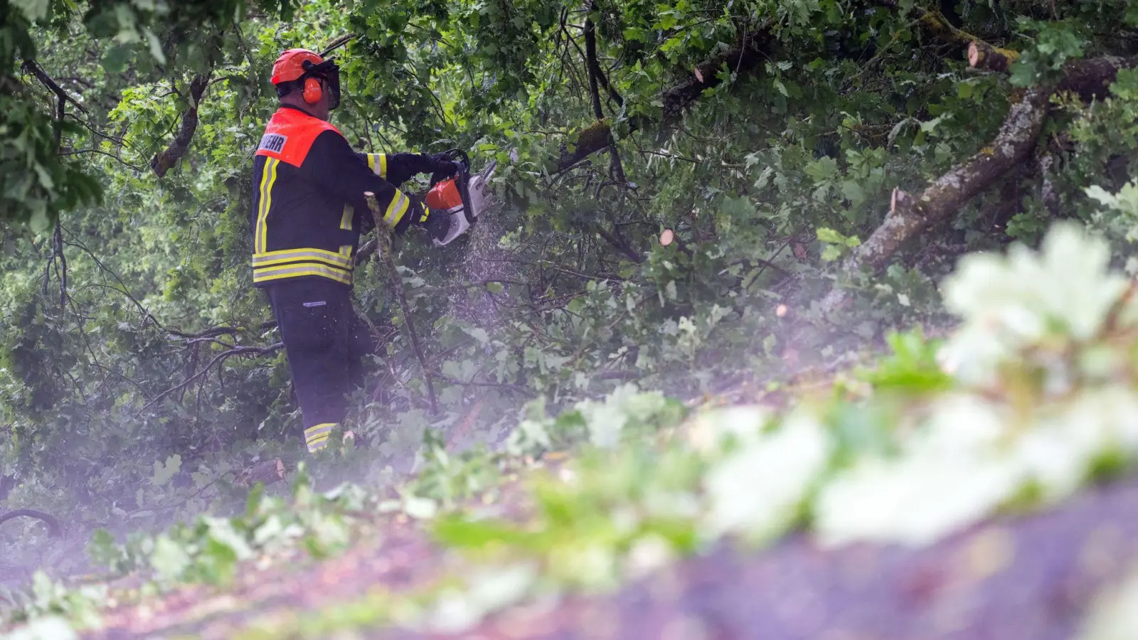 Die Feuerwehr räumt die bayerischen Straßen nach dem Unwetter wieder frei. (Foto: Pia Bayer/dpa)