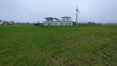 Auf dieser Fläche vor dem Dental-Zentrum im Kleinen Feld, will Stefan Saad ein attraktives Freizeitangebot mit Fitnesscenter, Wellnessbereich und Gastronomie schaffen. (Foto: Katrin Merklein)