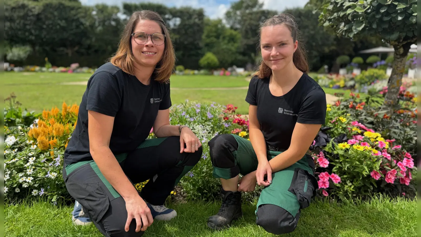 Gartenmeisterin Tamara Sand und Larissa Burkhart, Expertin für exotische Kübelpflanzen: Sie und weitere Gärtnerinnen und Gärtner von der Bayerischen Schloss- und Gartenverwaltung kümmern sich darum, dass rund um die Orangerie alles ganz prächtig aussieht.  (Foto: Lara Hausleitner)
