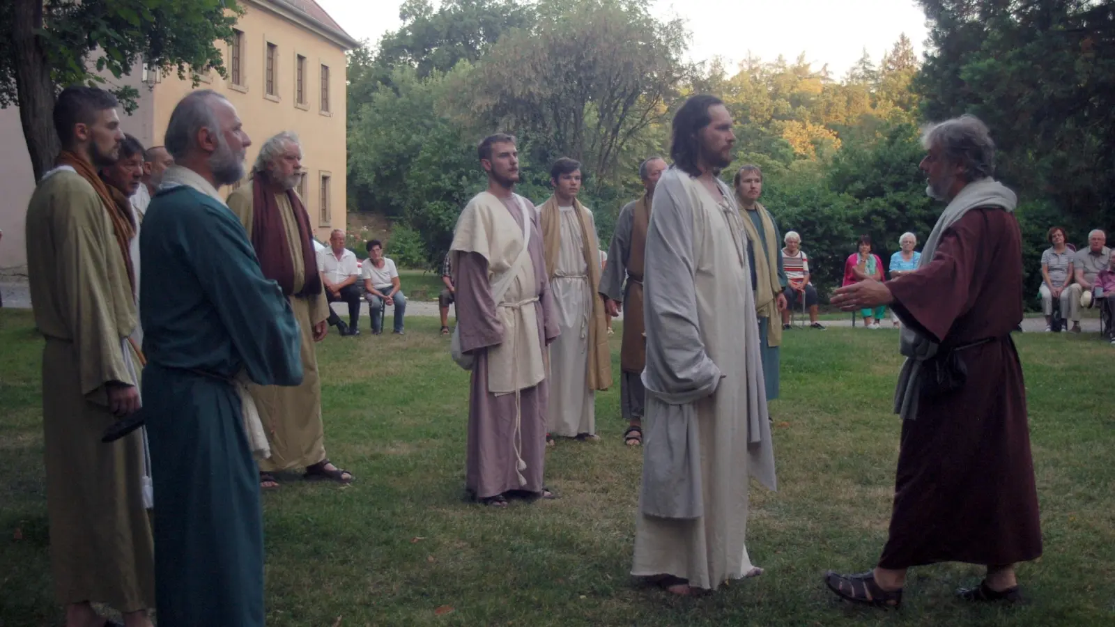 Eine Szene aus der 2018er Spielzeit: Judas (Norbert Jungkunz, vorne rechts) schreitet auf den im Kreis seiner anderen Jünger stehenden Jesus (Andreas Satzinger, vorne, Zweiter von rechts) zu, um ihn mit einem Kuss den Häschern zu verraten. (Foto: Andreas Reum)