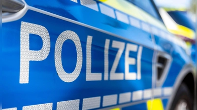 Am Donnerstagabend sperrte ein einjähriges Kind seinen Vater aus dem eigenen Wagen in Ansbach aus. (Symbolbild: David Inderlied/dpa)