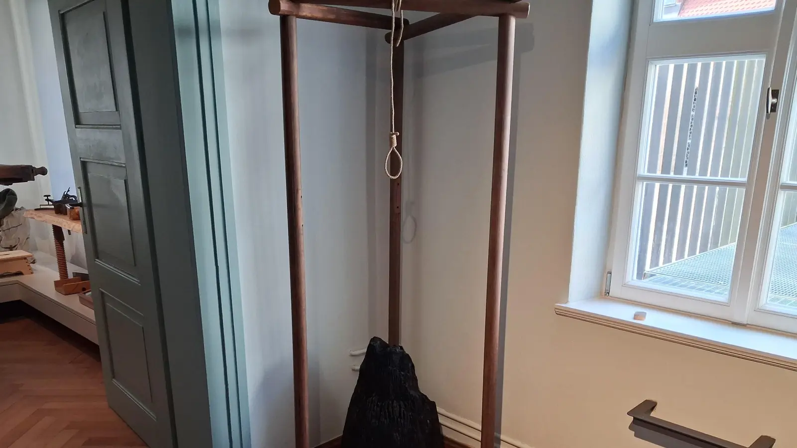 Von der Konstruktion her muss man sich den Galgen in Markt Erlbach so vorstellen: mit drei Beinen, also „dreischläfrig”. (Foto: Ulli Ganter)