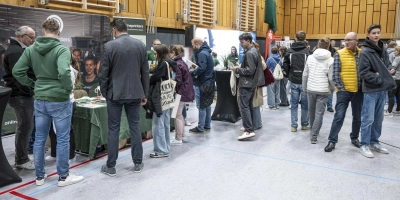 Zahlreiche Firmen stellen sich auf der Ausbildungsplatzbörse vor. Im persönlichen Gespräch können die zukünftigen Azubis mehr über ihren Traumberuf erfahren. Statten Sie der Messe einen Besuch ab und überzeugen Sie sich selbst! Parkmöglichkeiten bestehen an der Markgrafenhalle und dem Landratsamt. Diese sind ca. 200 Meter von der Berufsschule entfernt. (Foto: Landratsamt Neustadt a.d.Aisch-Bad Windsheim)