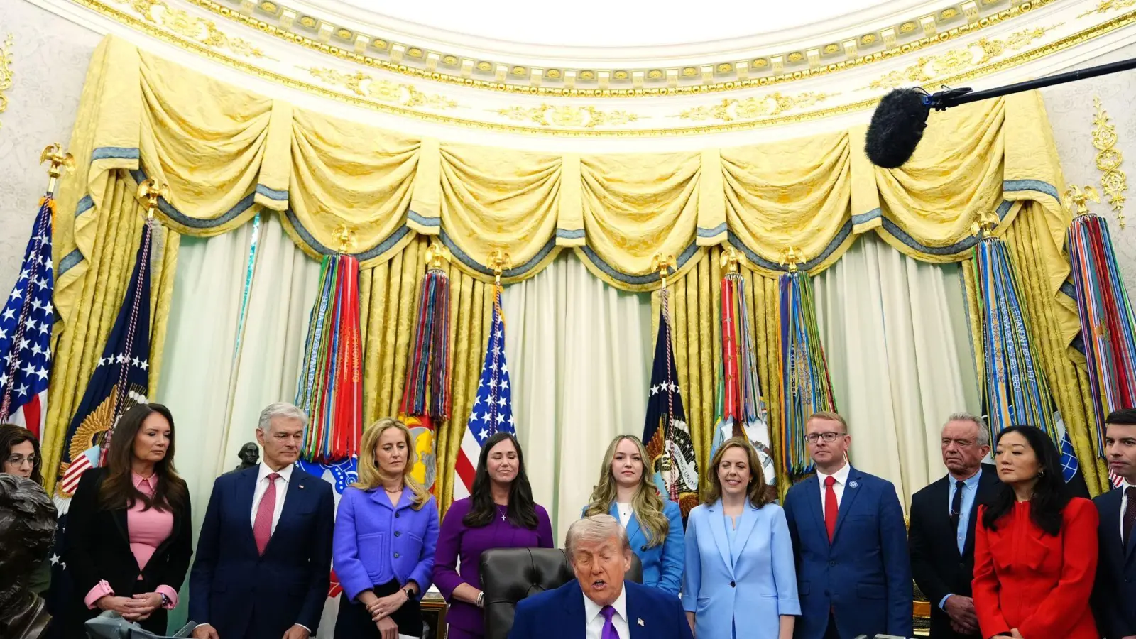 Die Waffenruhe hängt laut Trump am seidenen Faden. (Foto: Jacquelyn Martin/AP/dpa)