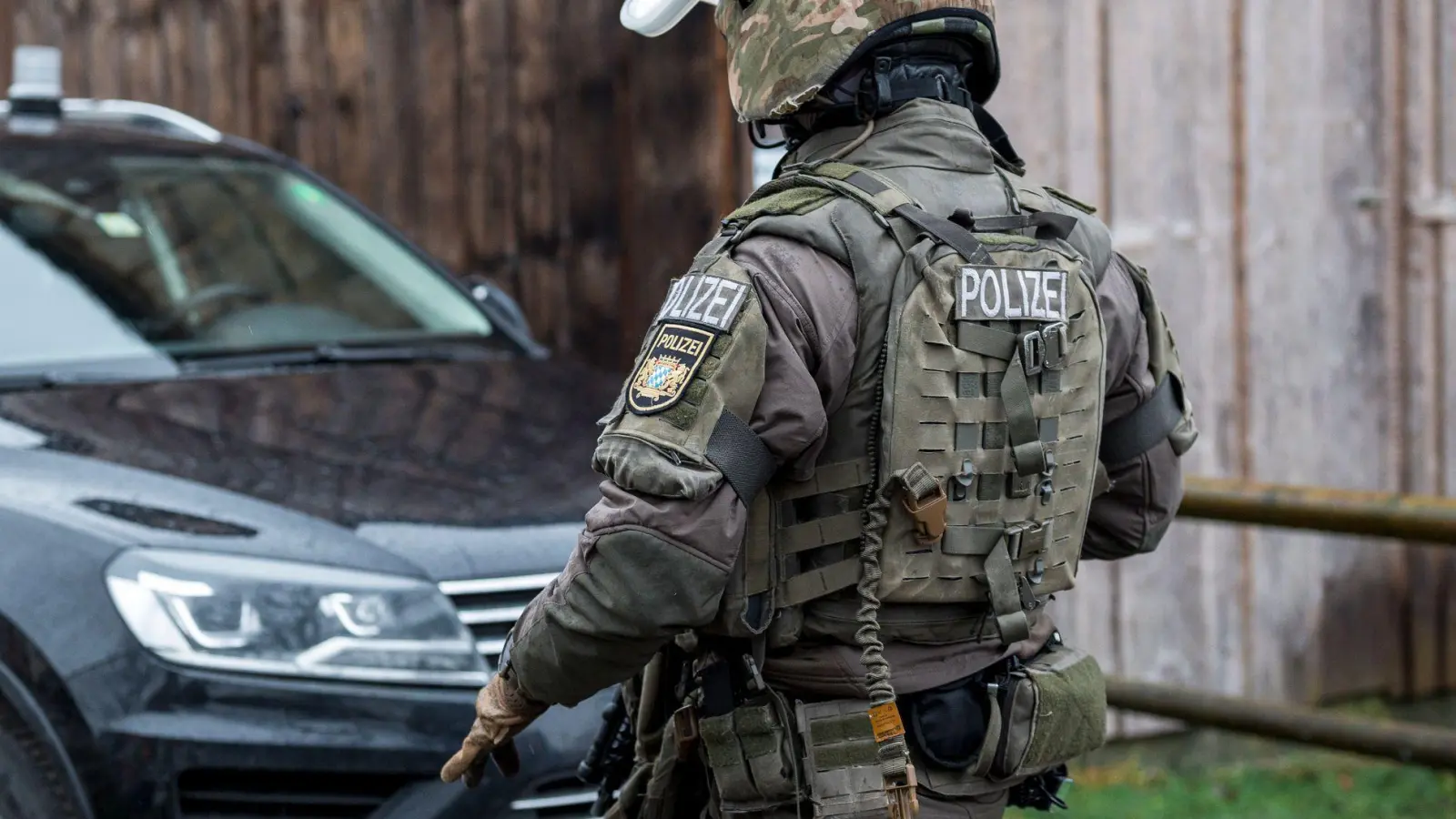 Die Einsatzkräfte rückten zu einem Großeinsatz wegen einer Bedrohungslage in Stadtsteinach aus.  (Foto: Daniel Vogl/dpa)