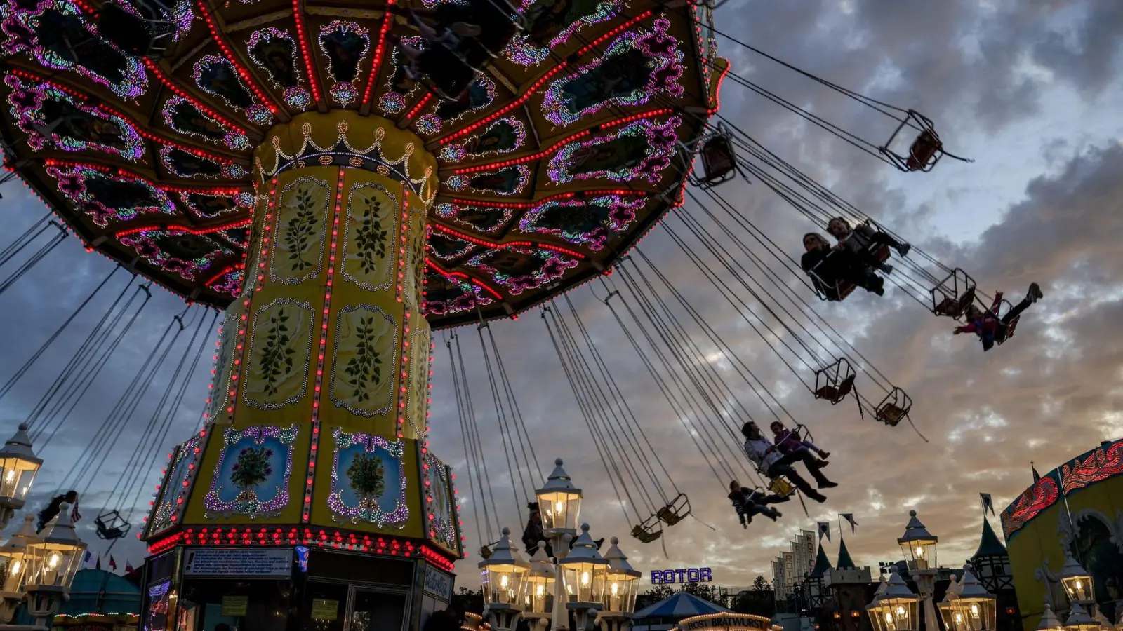 Im Kettenkarussell mit Blick auf den 989. Bremer Freimarkt (Foto: Focke Strangmann/dpa)