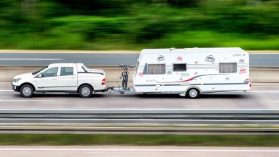 Zum Start in die Caravan-Saison dreht man besser mit dem beladenen Anhänger ein paar Runden - auch auf der Autobahn. (Foto: Hauke-Christian Dittrich/dpa/dpa-tmn)