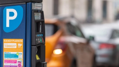 Vorsicht vor gefälschte QR-Codes an Parkscheinautomaten: Die könnten von Betrügern dahin geklebt worden sein. (Foto: Monika Skolimowska/dpa/dpa-tmn)