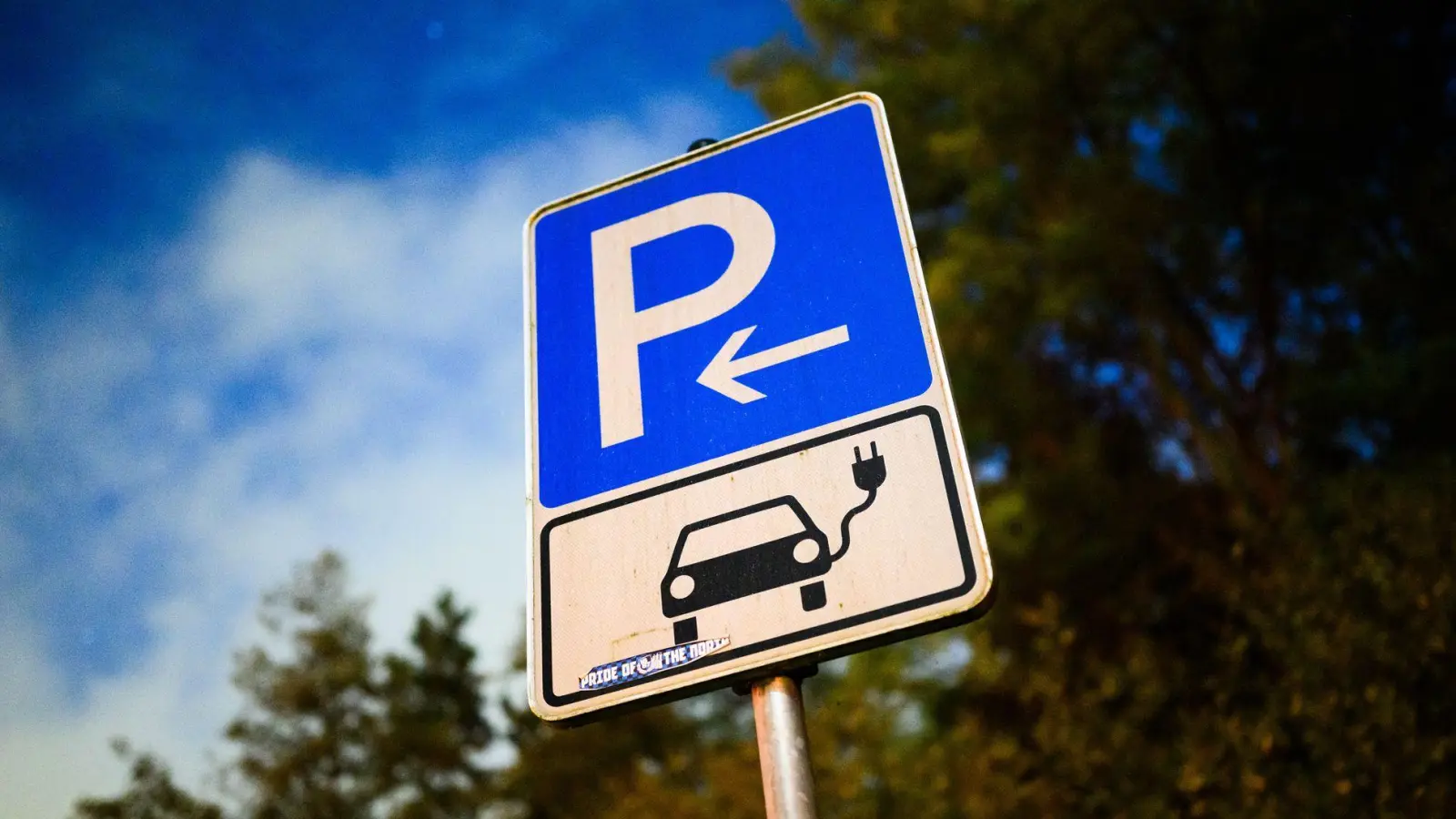 Nun gibt es wieder Geld vom Staat für Kauf oder Leasing eines Elektroautos. (Foto: Julian Stratenschulte/dpa)