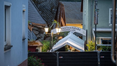 Die Bergung des Todesopfers in Kröv ist schwierig - ein Gutachter soll helfen.  (Foto: Harald Tittel/dpa)