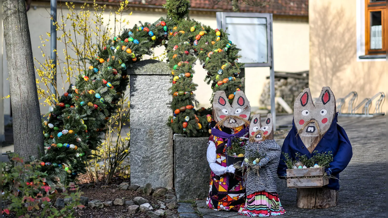 Der Osterbrunnen im Ortskern von Oberfeldbrecht (Neuhof) wurde mit bunten Eiern und einer Hasenfamilie geschmückt. (Foto: Tizian Gerbing)